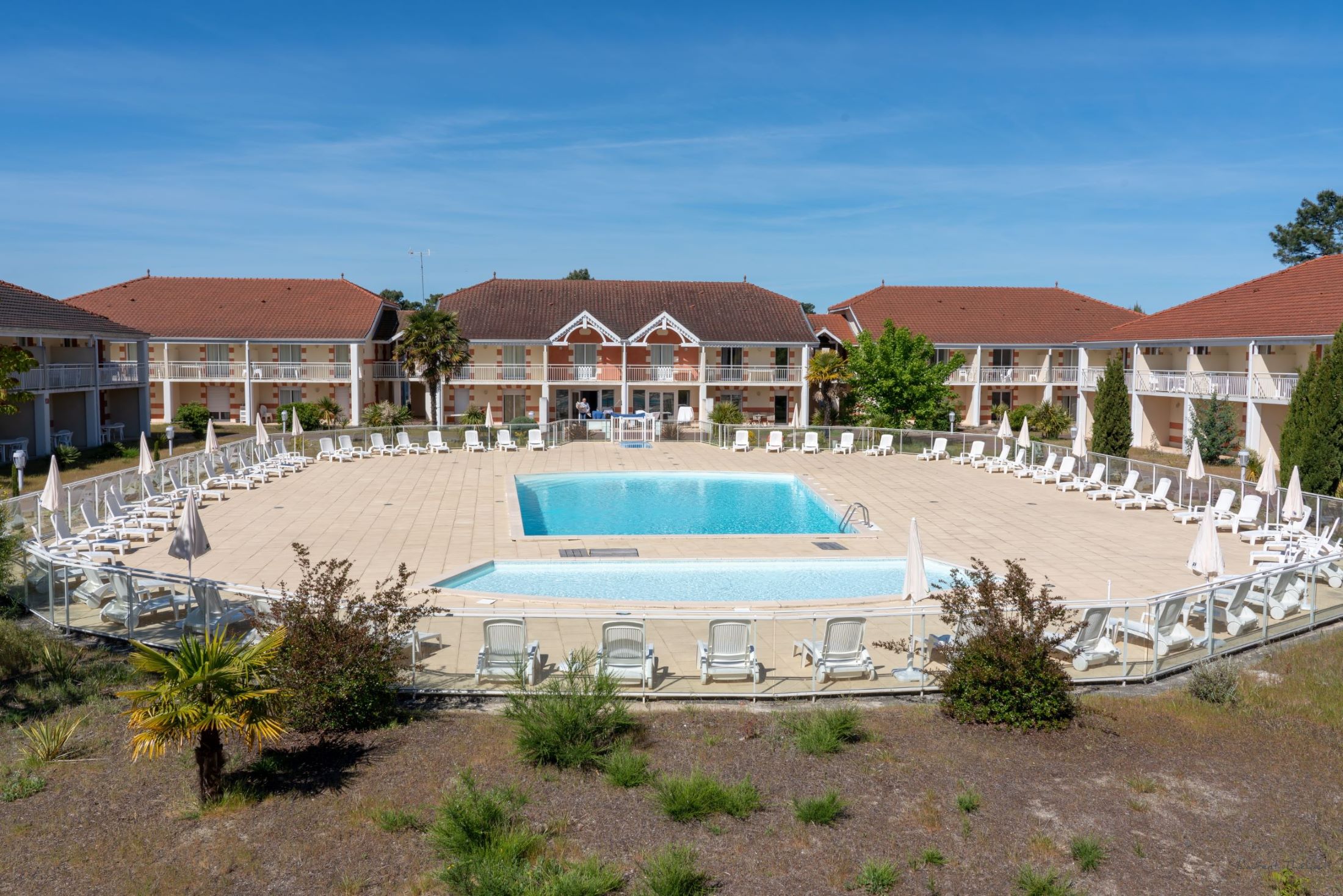 L'espace piscine et la résidence